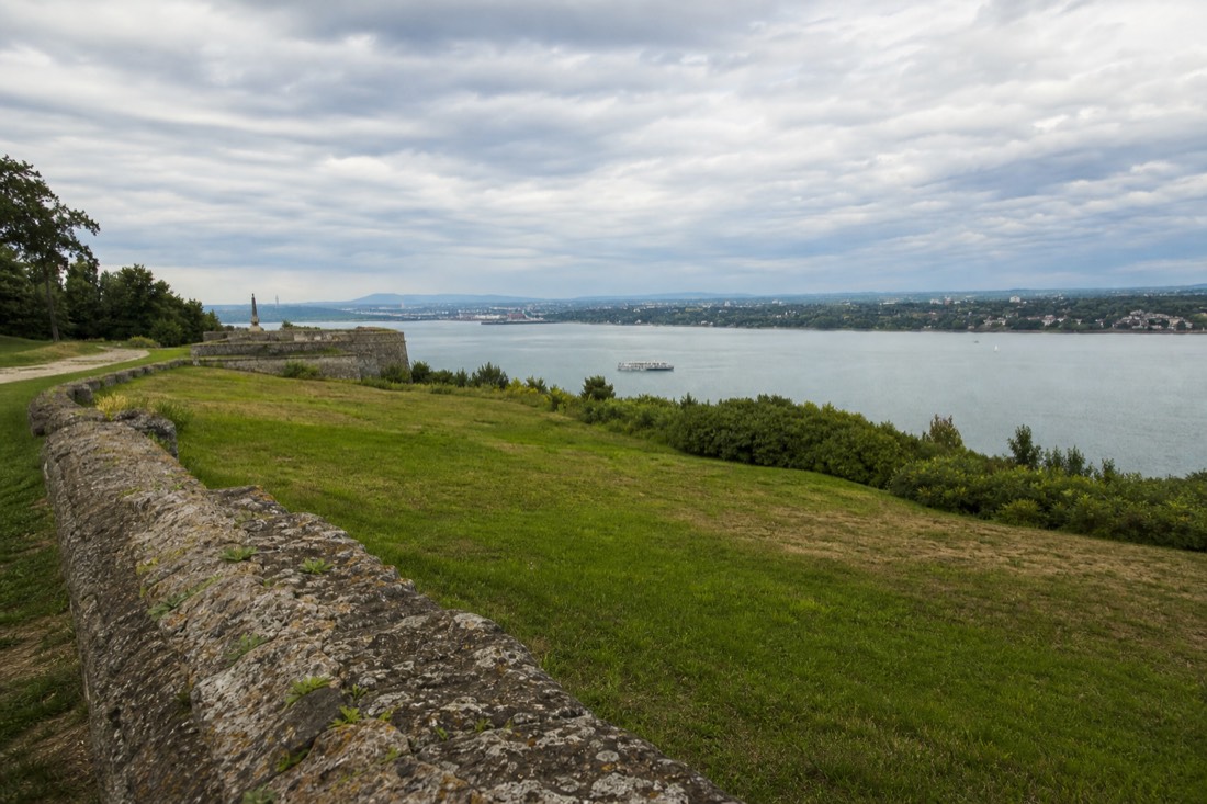 Free clifftop viewpoint over the St. Lawrence River from the Plains of Abraham in Quebec City