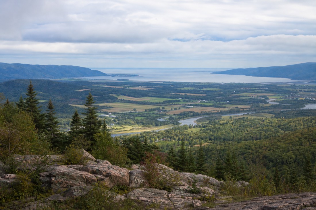 Wide view of the Baie-Saint-Paul valley floor inside the Charlevoix meteorite crater