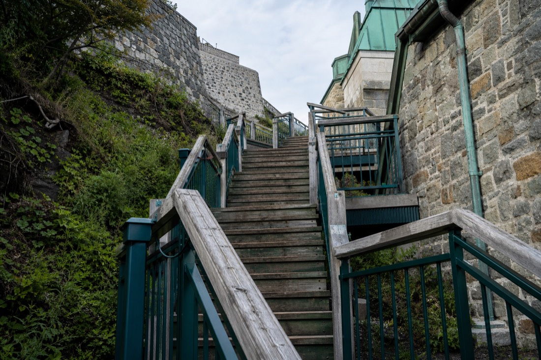 The wooden Promenade des Gouverneurs staircase climbing from Dufferin Terrace toward the Citadelle