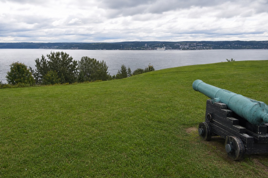 Grass plateau of the Plains of Abraham battlefield with the cliff edge above the St. Lawrence River
